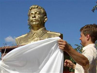 Stalin'in altın büstü açıldı