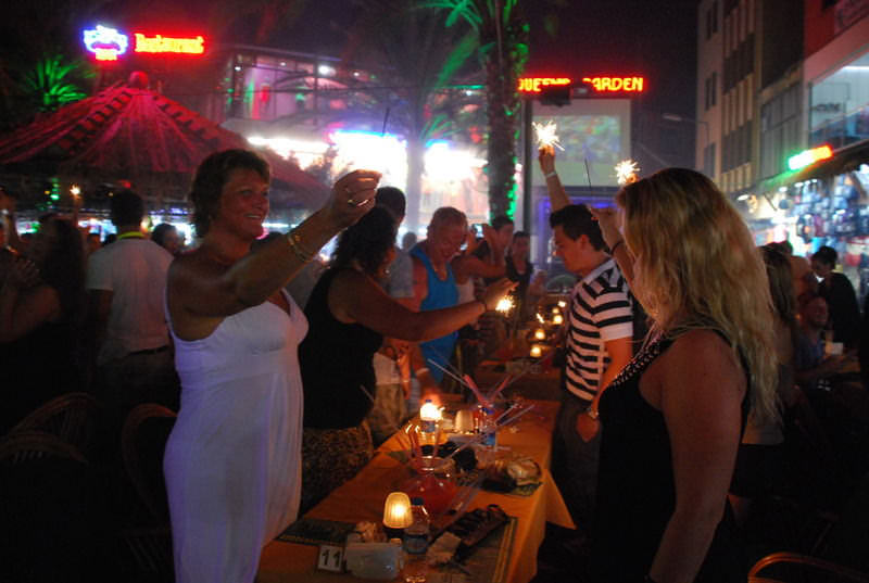 500 Norveçli mum yaktı - 1