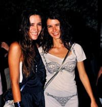 İç çamaşırını dışına giydi!