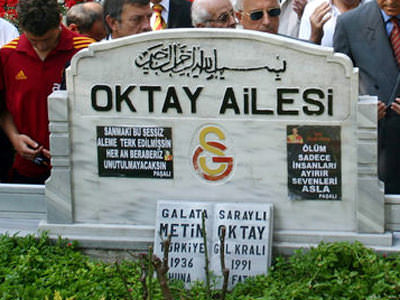 Taçsız Kral mezarı başında anıldı!