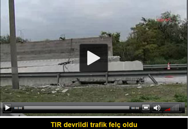 TIR devrildi İstanbul'da trafik felç oldu - 1