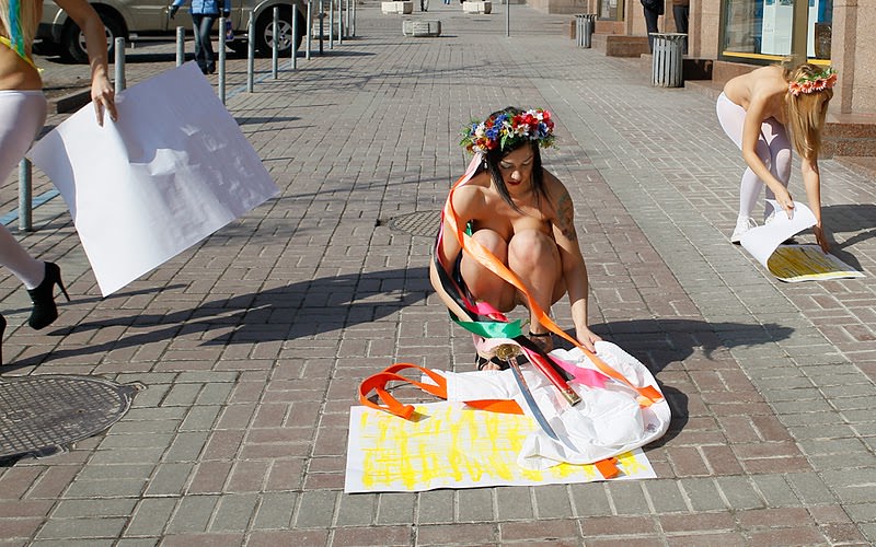 "Çıplağız, anarşistiz!"