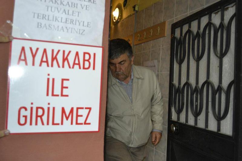 Bu tuvalete ayakkabıyla girilmiyor