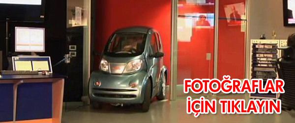 Asansöre sığan otomobil!