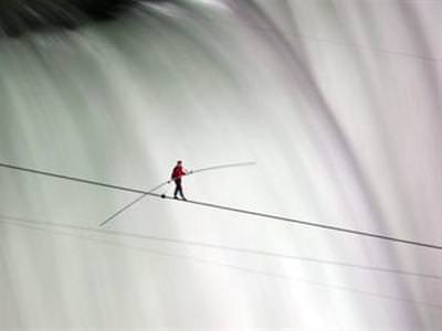 Niagara üstünde ABD'den Kanada'ya yürüdü