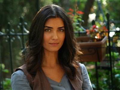 Tuba Büyüküstün Dubai sokaklarında