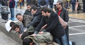 İtalyan askerlerine çuval geçirme girişimi