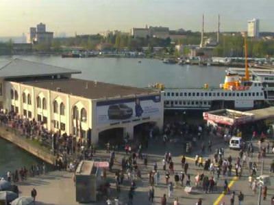 Kadıköy'de vapur kafeye çarptı
