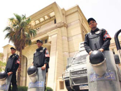 Mısır'da mahkeme meclisi feshetti