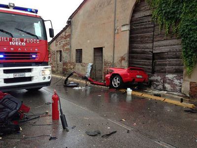 Ferrari ikiye ayrıldı, bir çocuk öldü