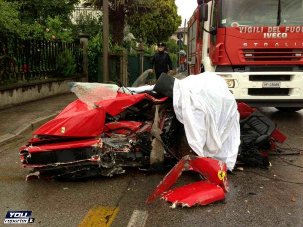Ferrari ikiye ayrıldı, bir çocuk öldü - 1