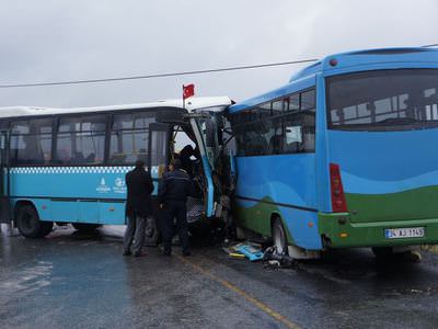 Halk otobüsleri kafa kafaya çarpıştı