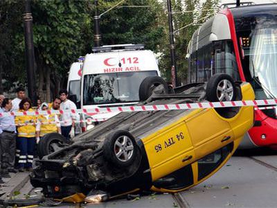 Tramvay yoluna giren taksi takla attı