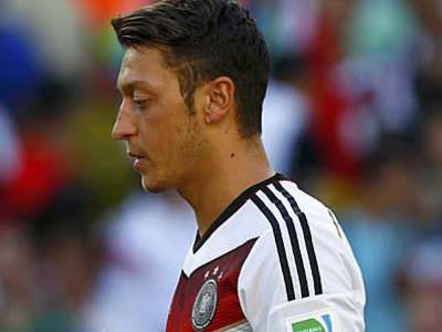 Mesut Özil'den Süleyman Seba için başsağlığı mesajı