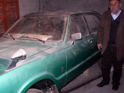 Otomobilini oturma odasında saklıyor