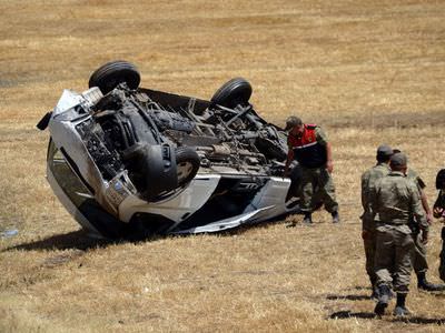 Minibüs şarampole devrildi: 12 asker yaralı