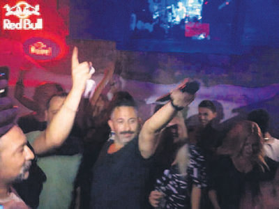 Cem Yılmaz, yeni sevgilisini arkadaşlarıyla tanıştırdı