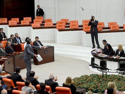 Bir Türk siyasi geleneği olarak "kitap fırlatma"