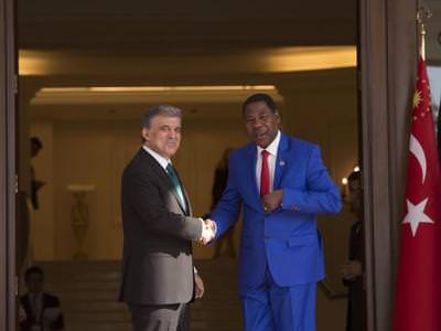 Benin Cumhurbaşkanı hep aynı takım elbiseyle