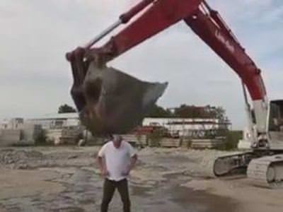 Kepçe kafasına düştü