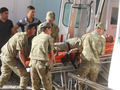 Van'da askeri araç devrildi
