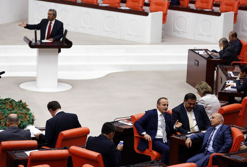 AK Partili milletvekillerinden CHP’li Kamer Genç’e protesto!