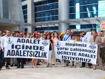 Adliyede maaş eylemi