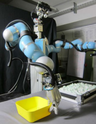 Makineye bulaşık yerleştirebilen robotlar
