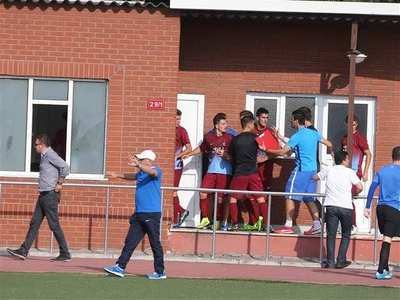 U19 derbisinde olay! Futbolculara saldırı...