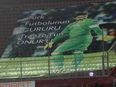 Onur'a pankartlı destek
