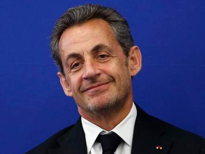 Sarkozy siyasete geri döndü!