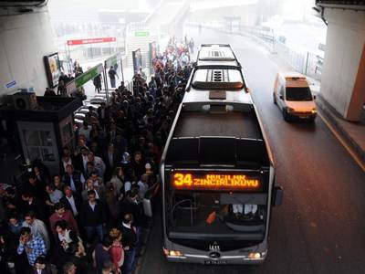 Metrobüsteki yoğunluğa "bilimsel" çözüm