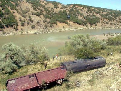 Tren raylarına bombalı saldırı