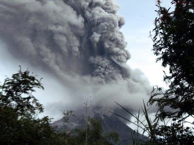 Endonezya'da Sinabung Yanardağı faaliyete geçti