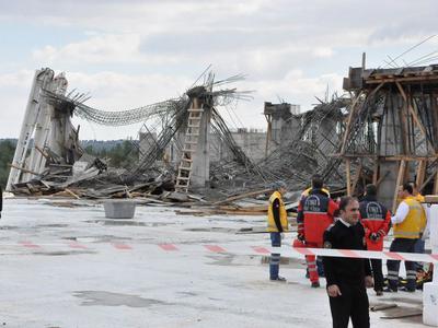 Uşak Üniversitesi'nde inşaat çöktü: 2 yaralı