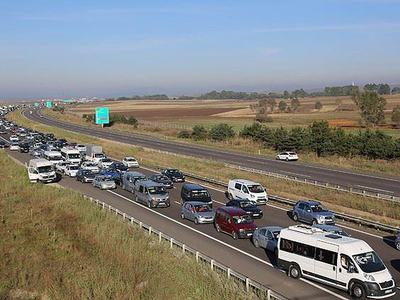 TEM'de araç kuyruğu 12 kilometreye ulaştı