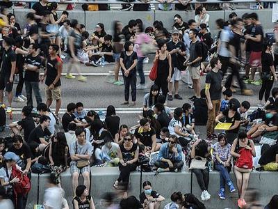 30 bin Hong Konglu sokaklara döküldü