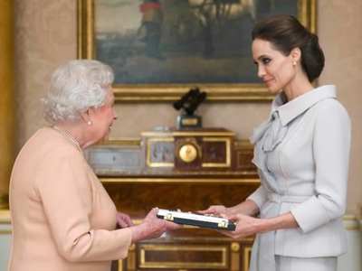 Kraliçe Angelina Jolie'yi şövalye ilan etti
