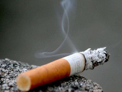 Sigara içerken kendini yaktı