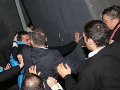 Gazetecilere saldıranlara ilk ceza