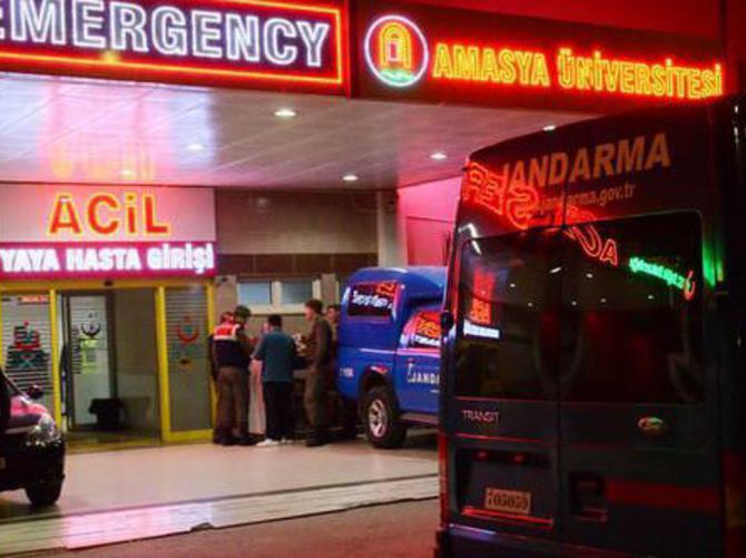 Askeri araç ile minibüs çarpıştı: 10 yaralı