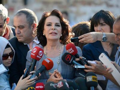 Hülya Koçyiğit'ten Erdoğan ve Davutoğlu'na büyük övgü
