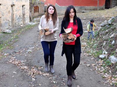 Öğrencileri için odun kıran öğretmenler
