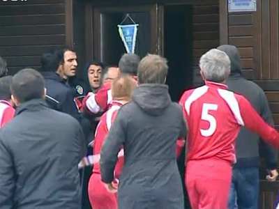 Kırmızı kart gördü koltuk değnekleriyle hakemi kovaladı