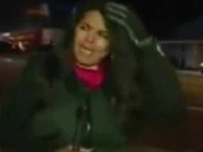 Göstericiler CNN muhabirini taşladı!
