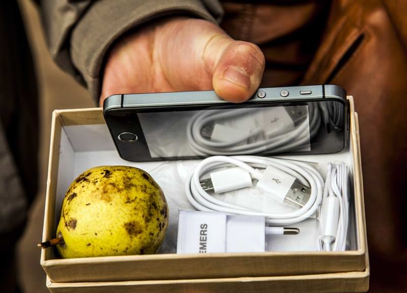 Televizyondan telefon siparişi verdi paketi açınca şok oldu