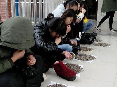 Çinli hoca konuşan öğrencilerine öyle bir ceza verdi ki...