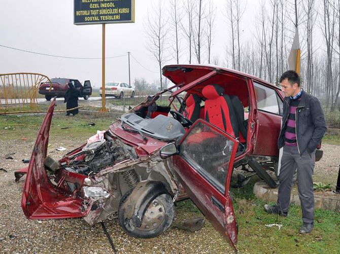 Bursa'da 4 kişi hurdaya dönen araçtan sağ çıktı