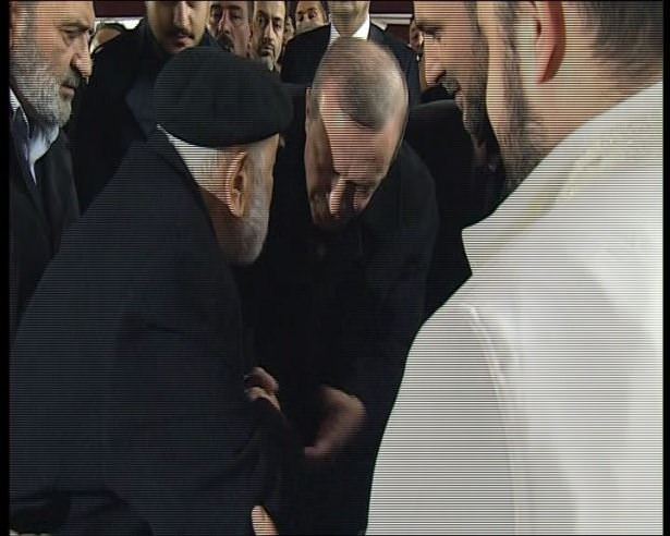Erdoğan, Emin Saraç hocanın elini öptü - 2