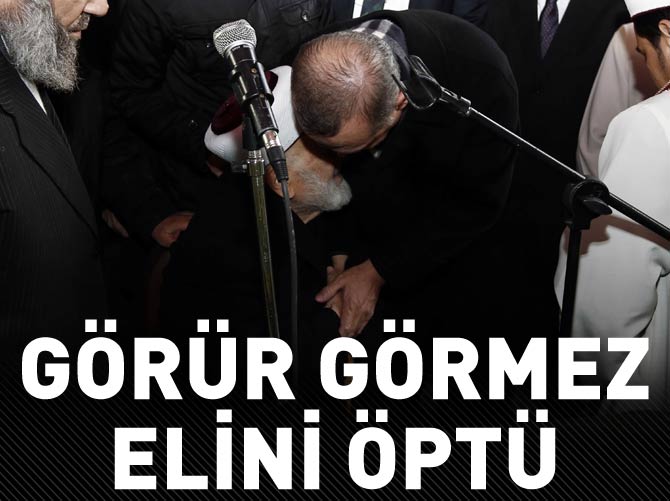 Erdoğan, Emin Saraç hocanın elini öptü